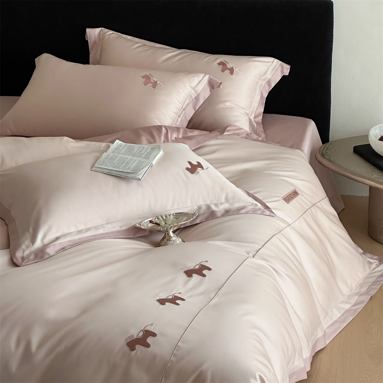 91家纺网 家纺一手货源 找家纺 名品优仓 2026新款长绒棉50s全棉纯棉刺绣撞色宽边款四件套-马上有钱 马上有钱-雅灰粉