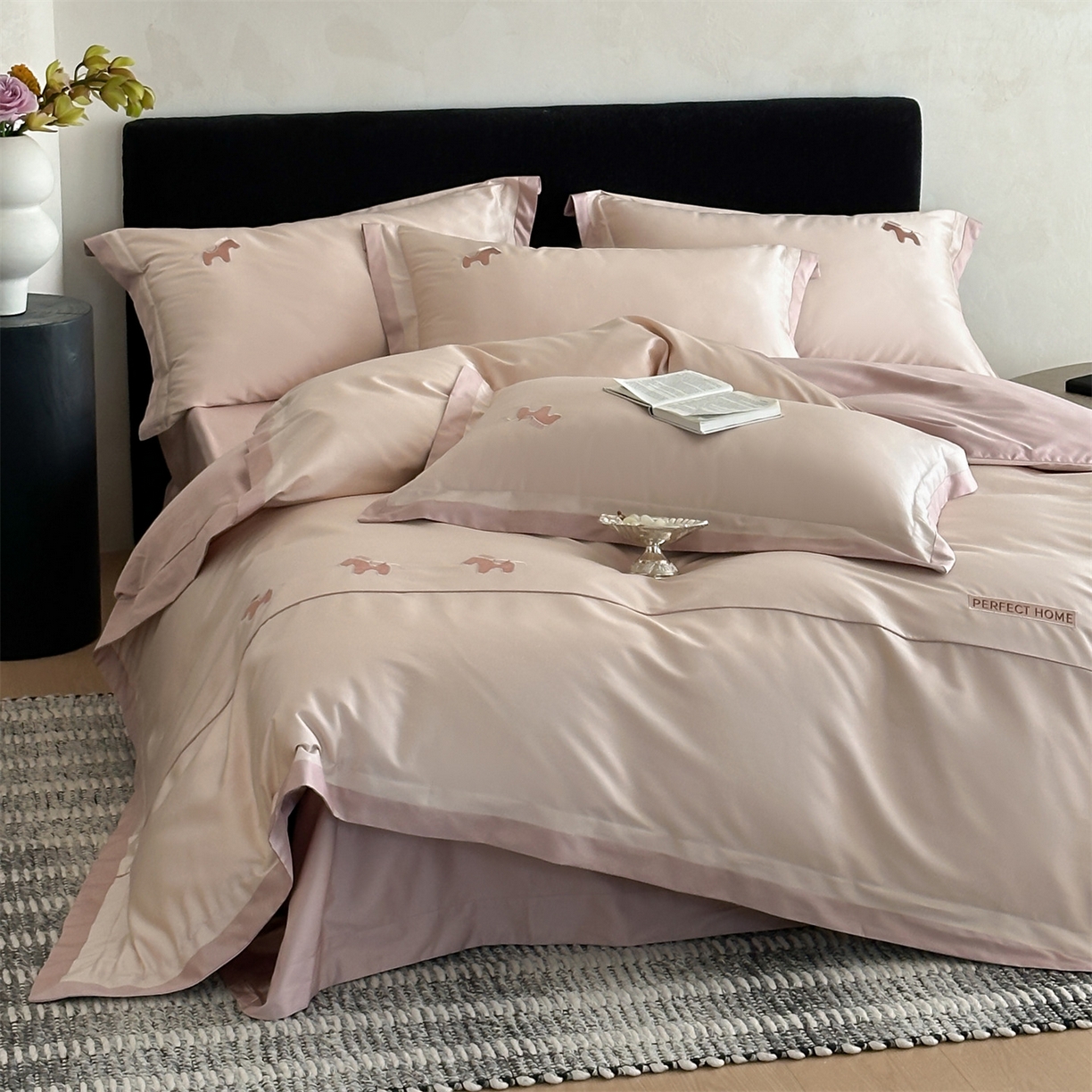 91家纺网 家纺一手货源 找家纺 名品优仓 2026新款长绒棉50s全棉纯棉刺绣撞色宽边款四件套-马上有钱 马上有钱-雅灰粉