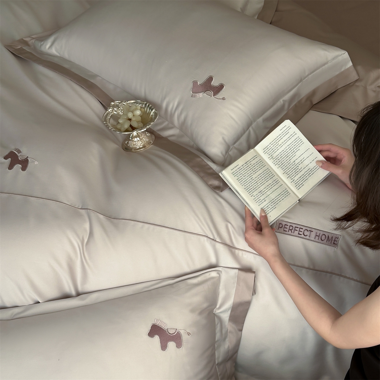 91家纺网 家纺一手货源 找家纺 名品优仓 2026新款长绒棉50s全棉纯棉刺绣撞色宽边款四件套-马上有钱 马上有钱-浅妃灰