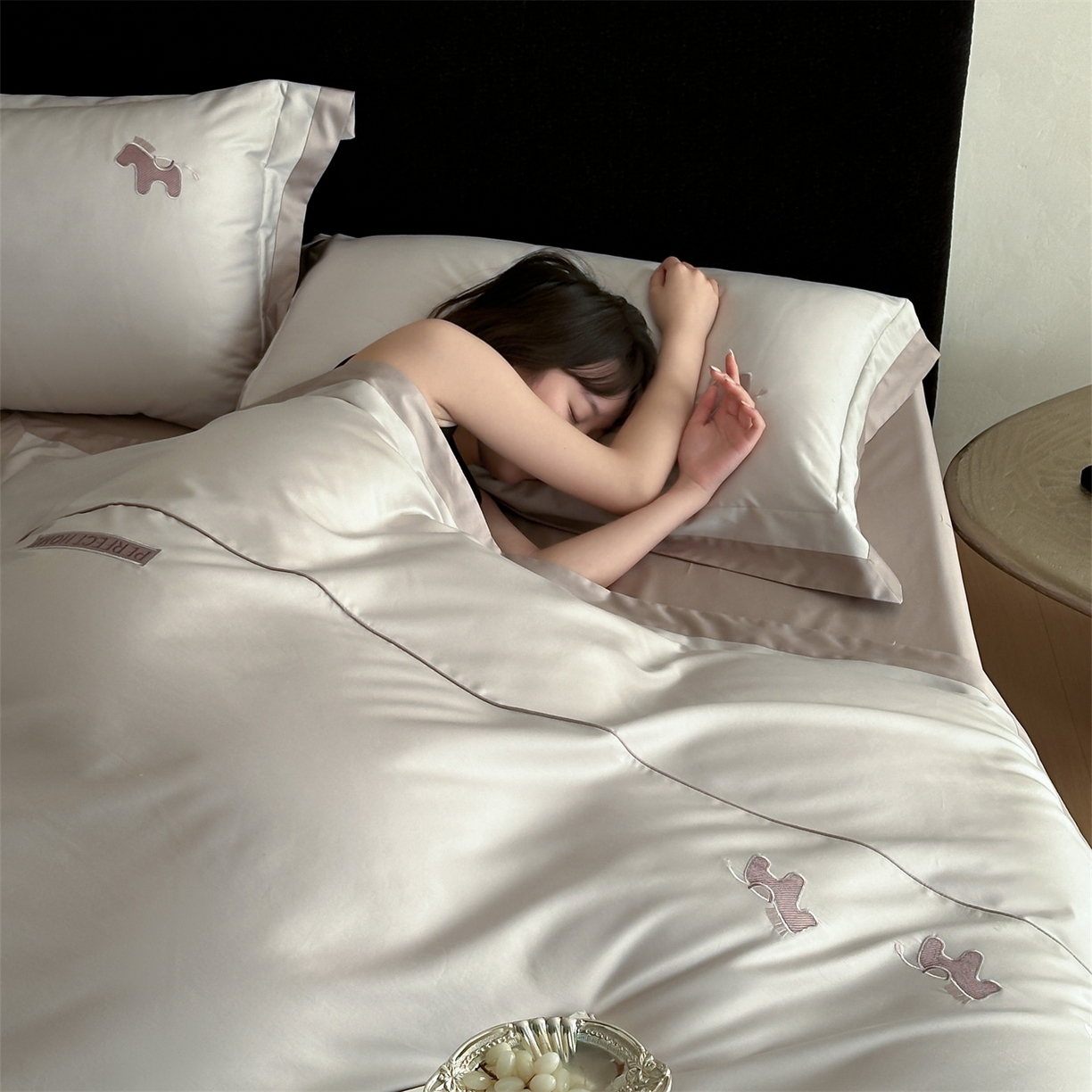 91家纺网 家纺一手货源 找家纺 名品优仓 2026新款长绒棉50s全棉纯棉刺绣撞色宽边款四件套-马上有钱 马上有钱-浅妃灰