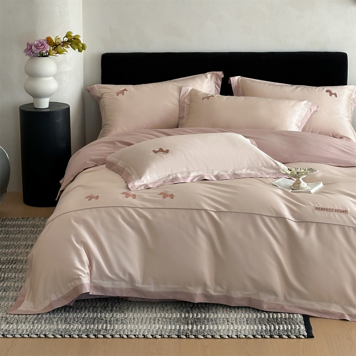 91家纺网 家纺一手货源 找家纺 名品优仓 2026新款长绒棉50s全棉纯棉刺绣撞色宽边款四件套-马上有钱 马上有钱-雅灰粉