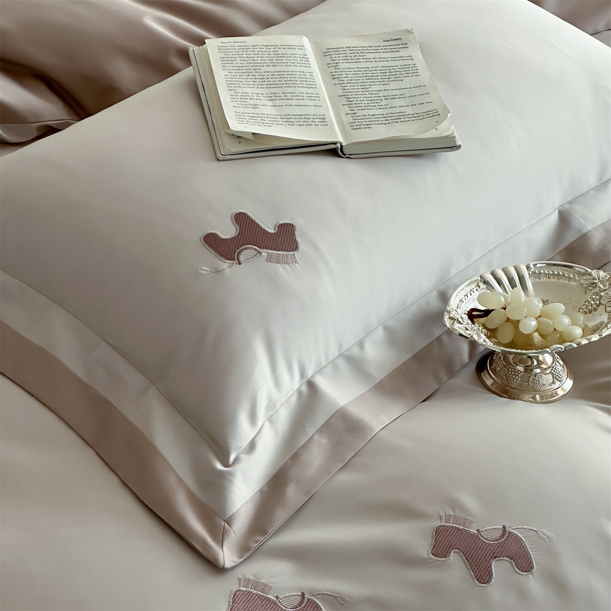 91家纺网 家纺一手货源 找家纺 名品优仓 2026新款长绒棉50s全棉纯棉刺绣撞色宽边款四件套-马上有钱 马上有钱-浅妃灰