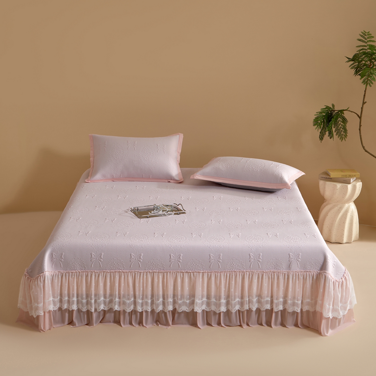 91家纺网 家纺一手货源 找家纺 航途席业 2026新款A类凉感豆豆床裙款凉席三件套-系列一 樱粉蝶语-凉感床裙