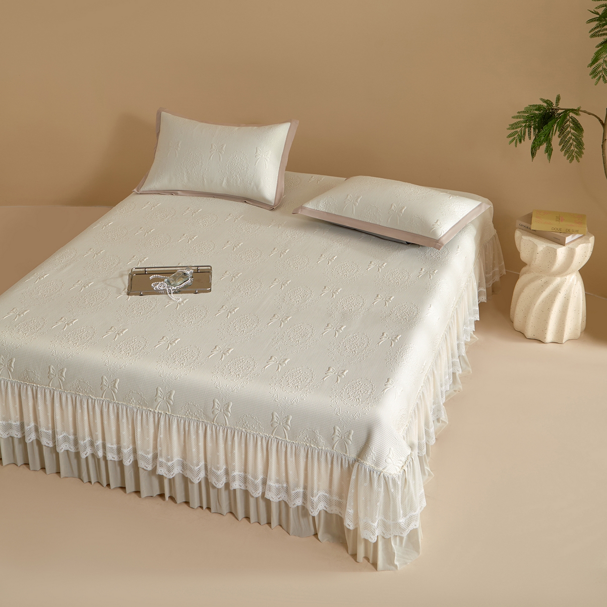 91家纺网 家纺一手货源 找家纺 航途席业 2026新款A类凉感豆豆床裙款凉席三件套-系列一 奶白蝶韵-凉感床裙