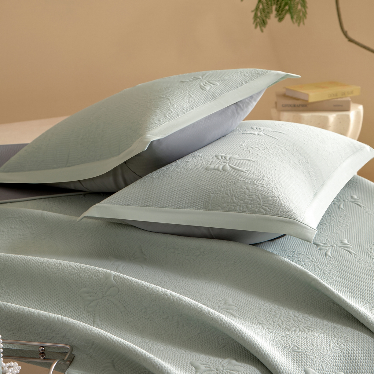 91家纺网 家纺一手货源 找家纺 航途席业 2026新款A类凉感豆豆床裙款凉席三件套-系列一 青柠蝶梦-凉感床裙