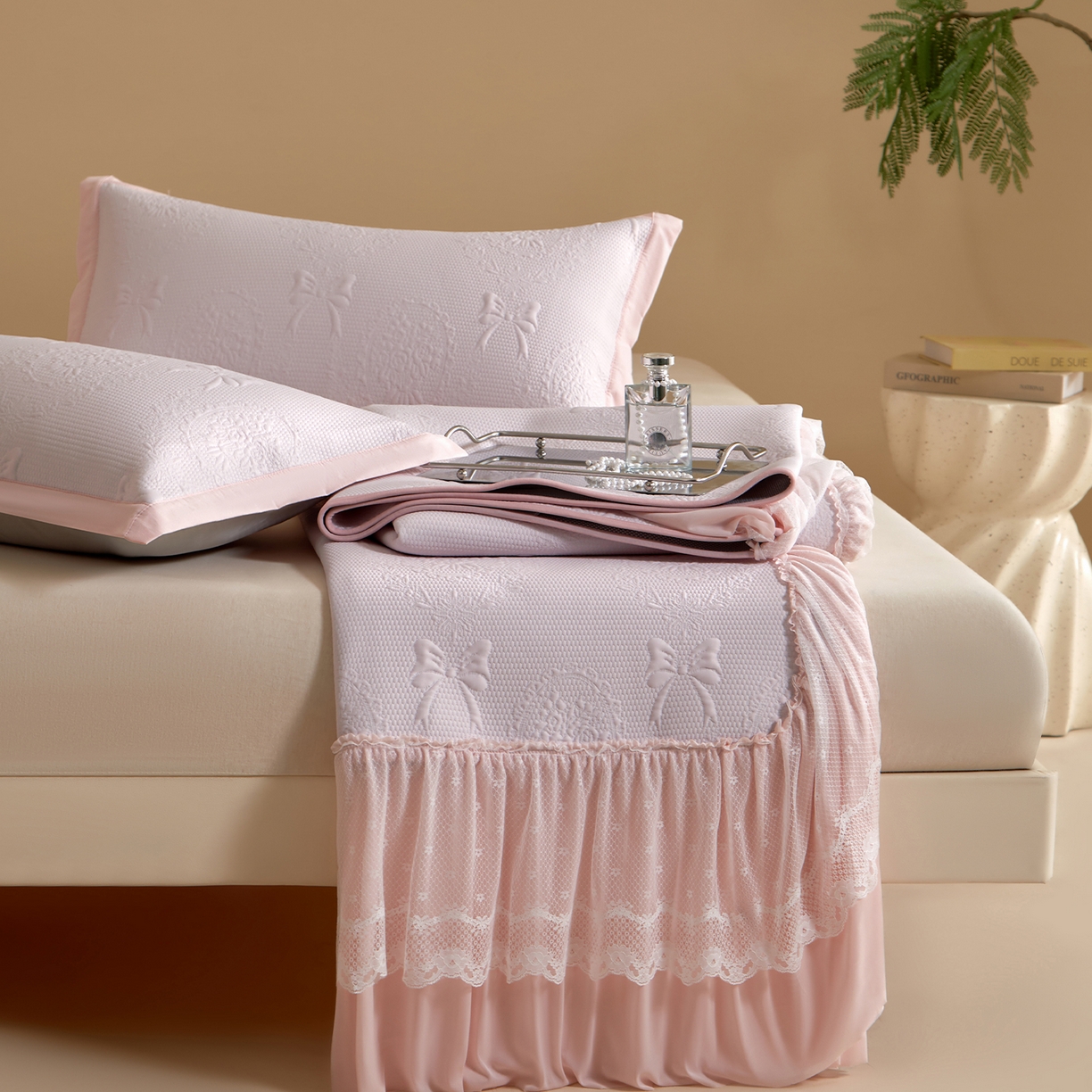 91家纺网 家纺一手货源 找家纺 航途席业 2026新款A类凉感豆豆床裙款凉席三件套-系列一 樱粉蝶语-凉感床裙