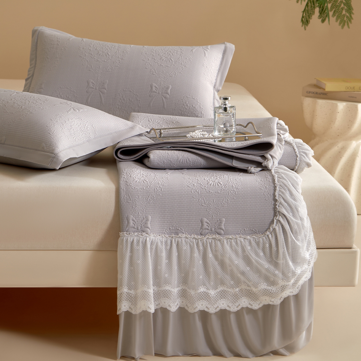 91家纺网 家纺一手货源 找家纺 航途席业 2026新款A类凉感豆豆床裙款凉席三件套-系列一 云灰蝶影-凉感床裙