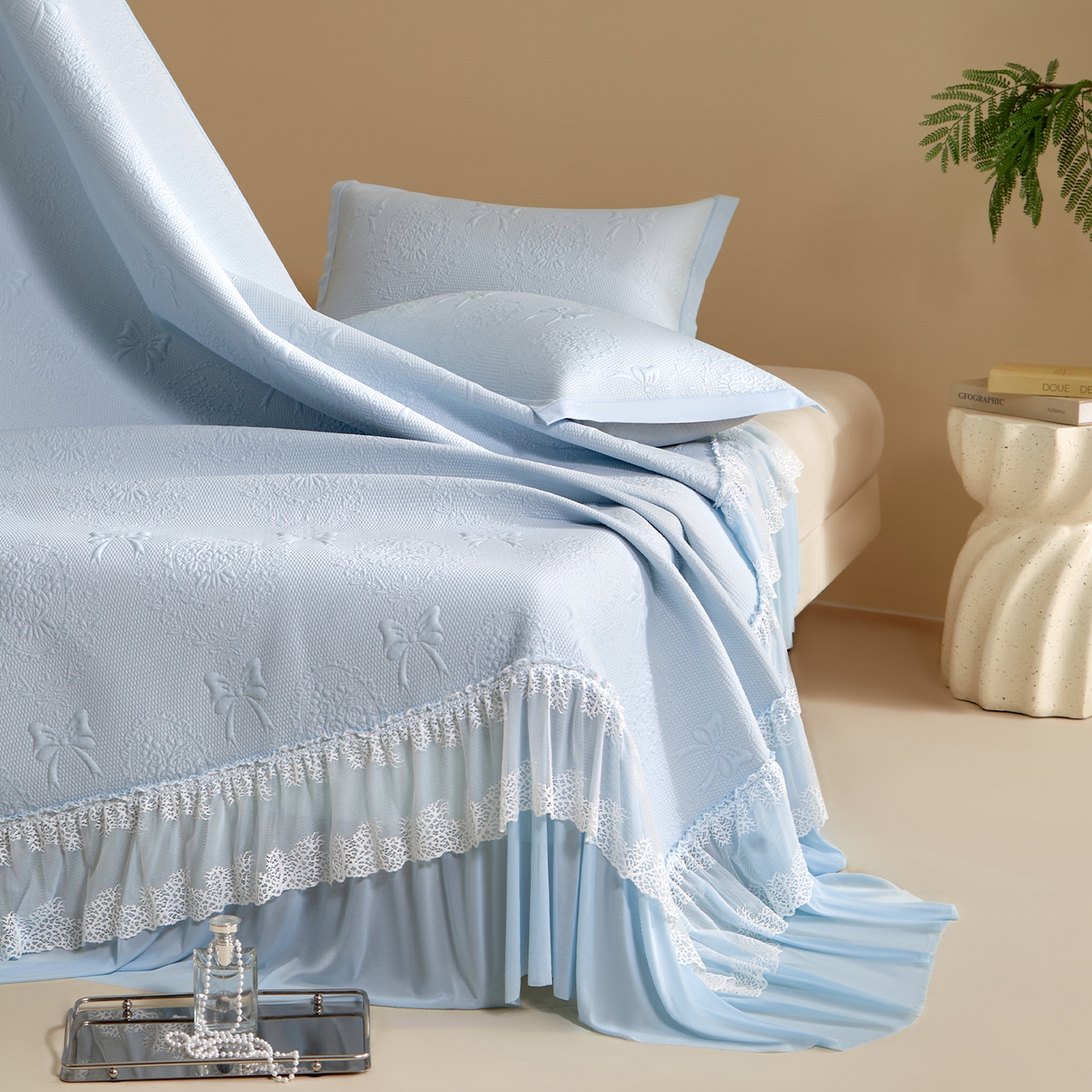 91家纺网 家纺一手货源 找家纺 航途席业 2026新款A类凉感豆豆床裙款凉席三件套-系列一 冰蓝蝶纱-凉感床裙