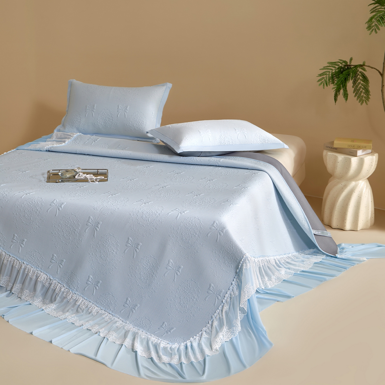 91家纺网 家纺一手货源 找家纺 航途席业 2026新款A类凉感豆豆床裙款凉席三件套-系列一 冰蓝蝶纱-凉感床裙