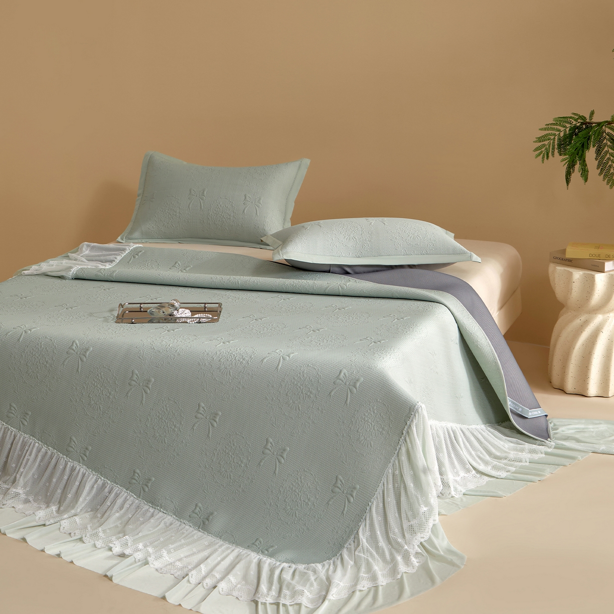 91家纺网 家纺一手货源 找家纺 航途席业 2026新款A类凉感豆豆床裙款凉席三件套-系列一 青柠蝶梦-凉感床裙