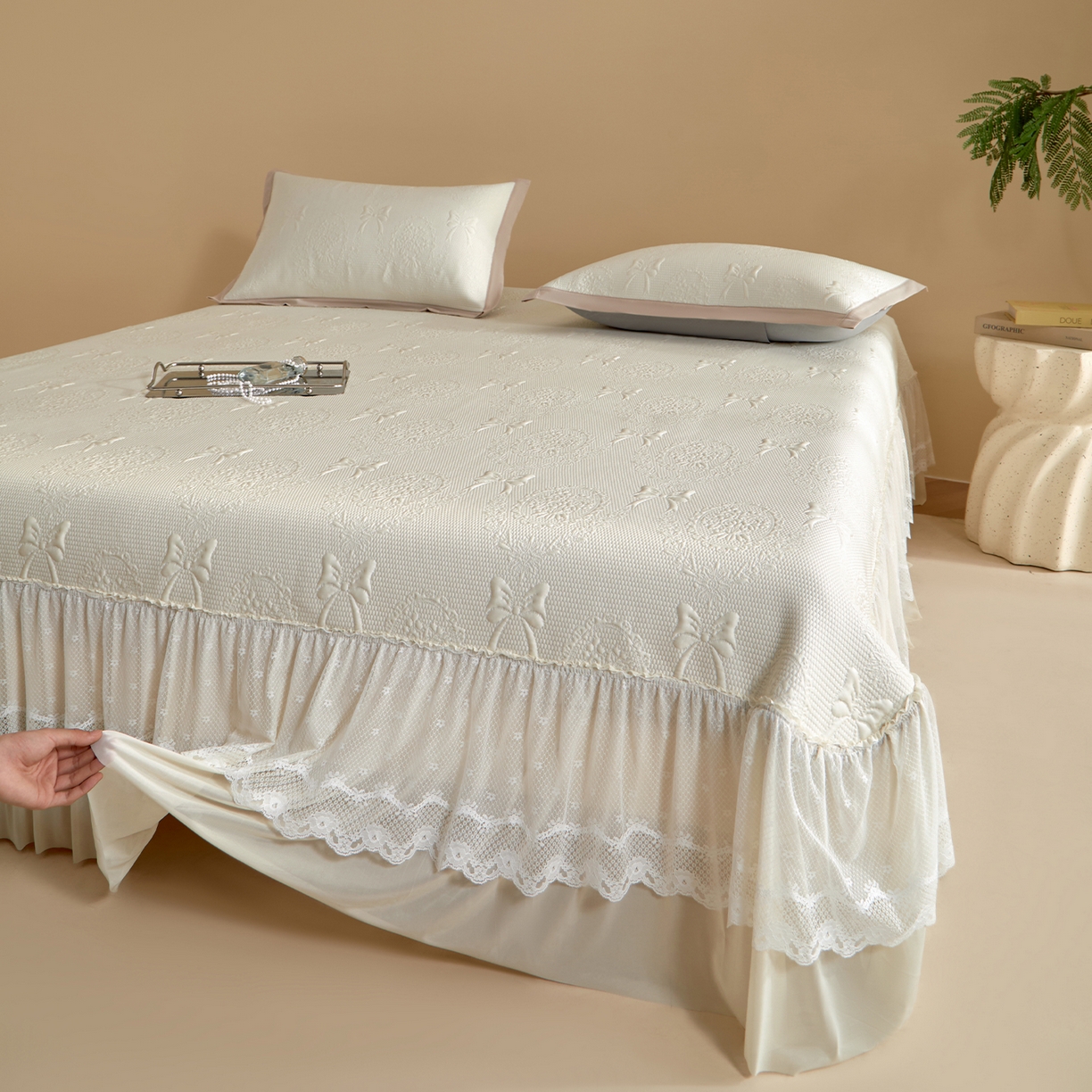 91家纺网 家纺一手货源 找家纺 航途席业 2026新款A类凉感豆豆床裙款凉席三件套-系列一 奶白蝶韵-凉感床裙