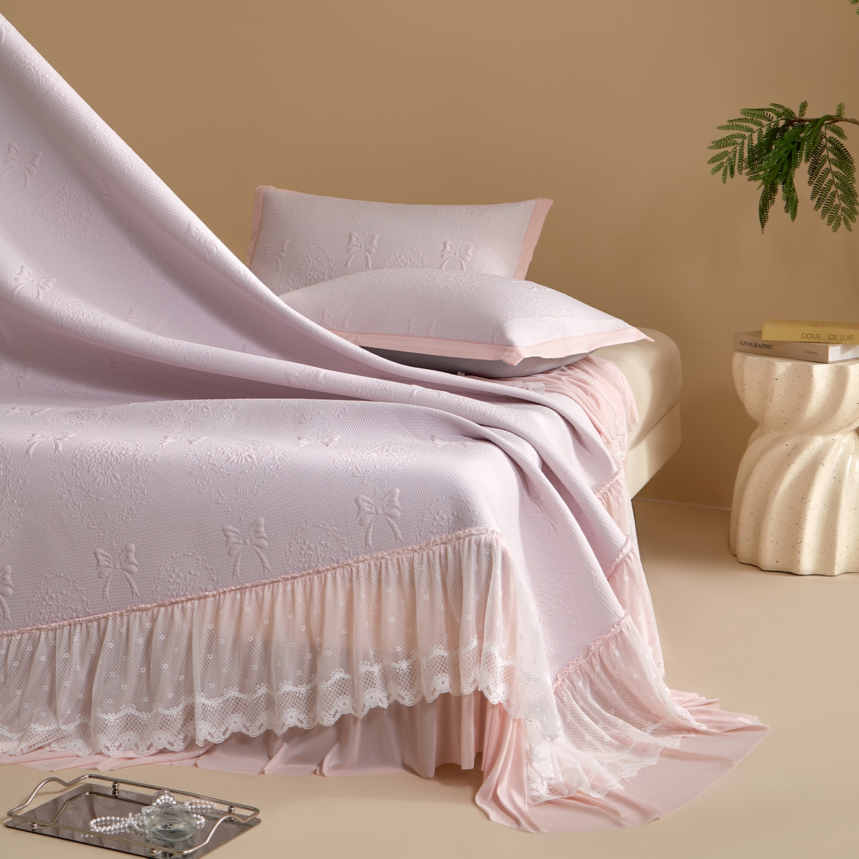 91家纺网 家纺一手货源 找家纺 航途席业 2026新款A类凉感豆豆床裙款凉席三件套-系列一 樱粉蝶语-凉感床裙