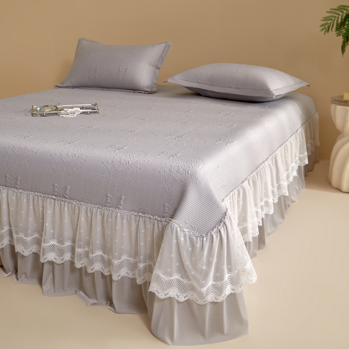 91家纺网 家纺一手货源 找家纺 航途席业 2026新款A类凉感豆豆床裙款凉席三件套-系列一 云灰蝶影-凉感床裙