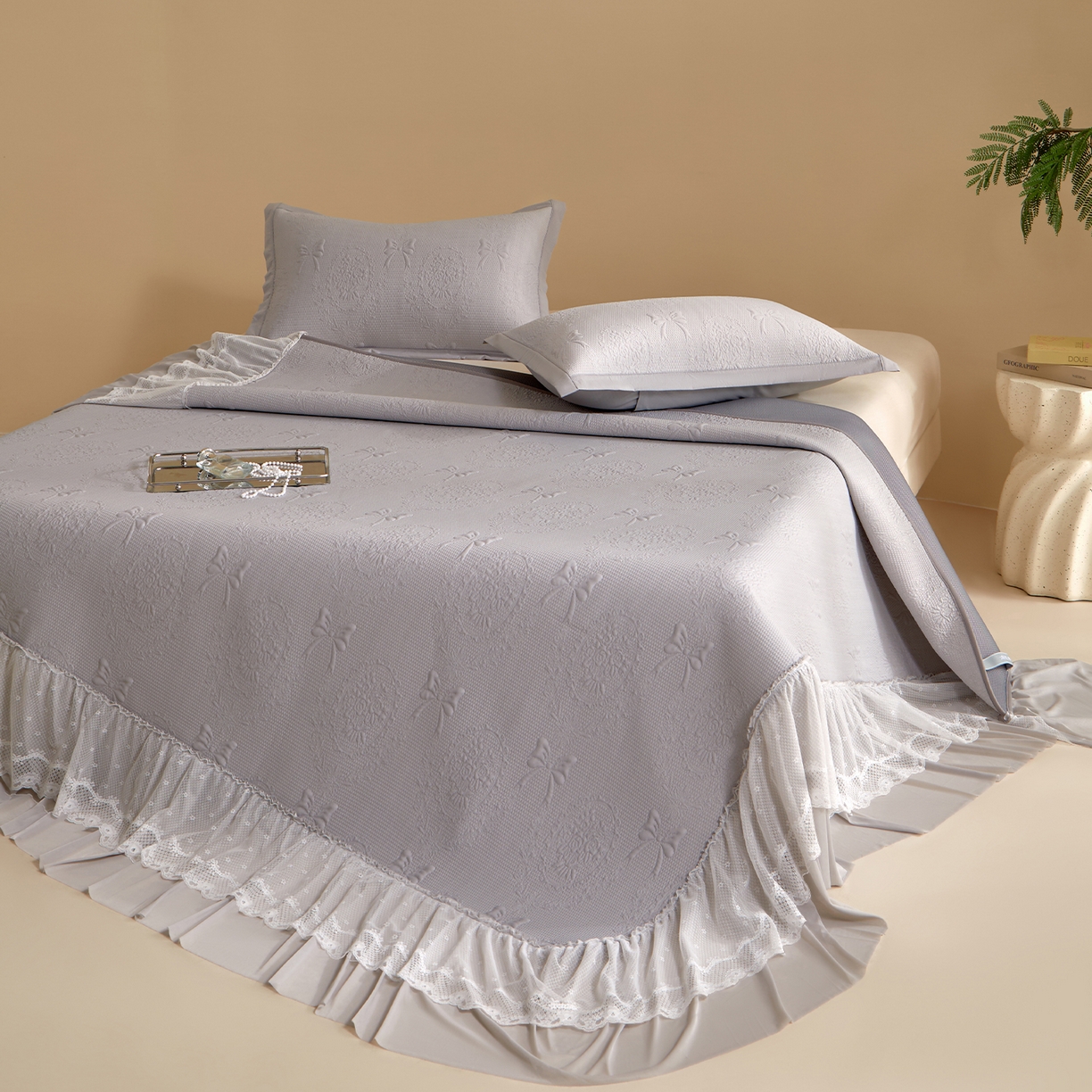 91家纺网 家纺一手货源 找家纺 航途席业 2026新款A类凉感豆豆床裙款凉席三件套-系列一 云灰蝶影-凉感床裙