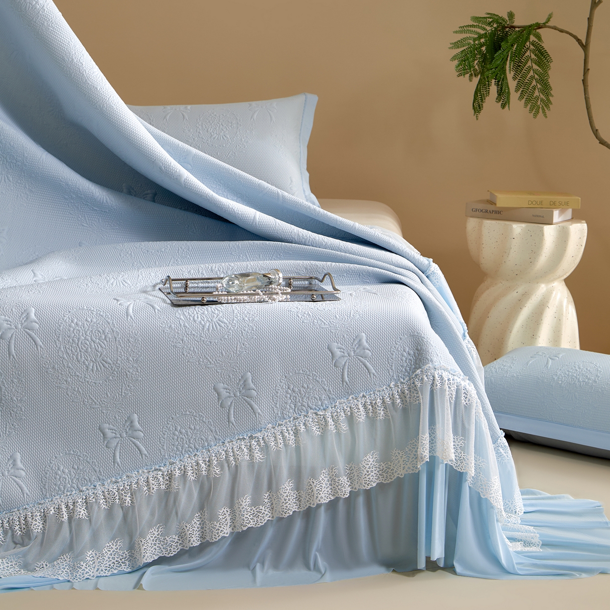 91家纺网 家纺一手货源 找家纺 航途席业 2026新款A类凉感豆豆床裙款凉席三件套-系列一 冰蓝蝶纱-凉感床裙