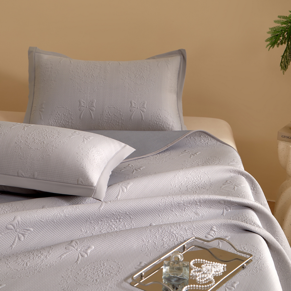 91家纺网 家纺一手货源 找家纺 航途席业 2026新款A类凉感豆豆床裙款凉席三件套-系列一 云灰蝶影-凉感床裙