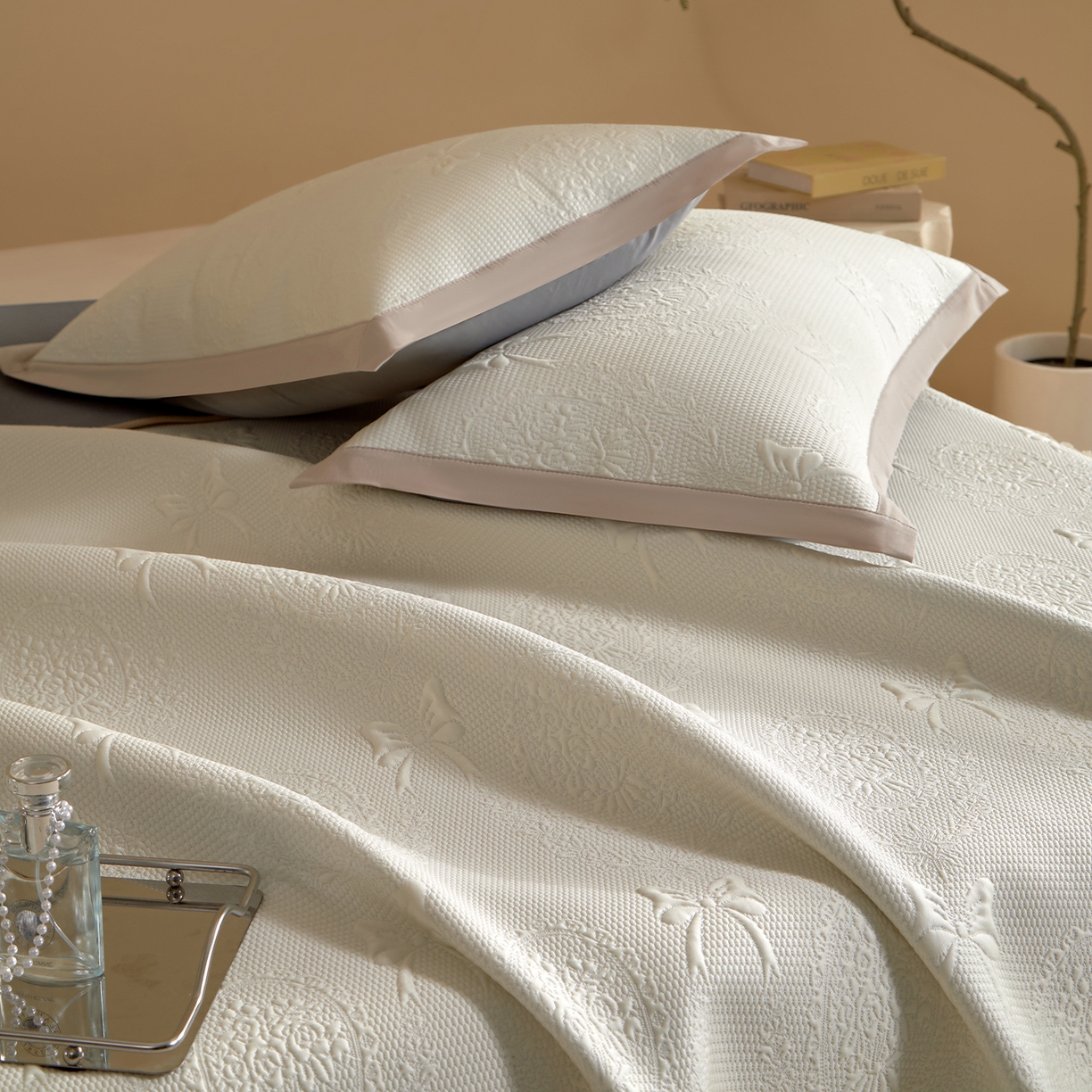 91家纺网 家纺一手货源 找家纺 航途席业 2026新款A类凉感豆豆床裙款凉席三件套-系列一 奶白蝶韵-凉感床裙