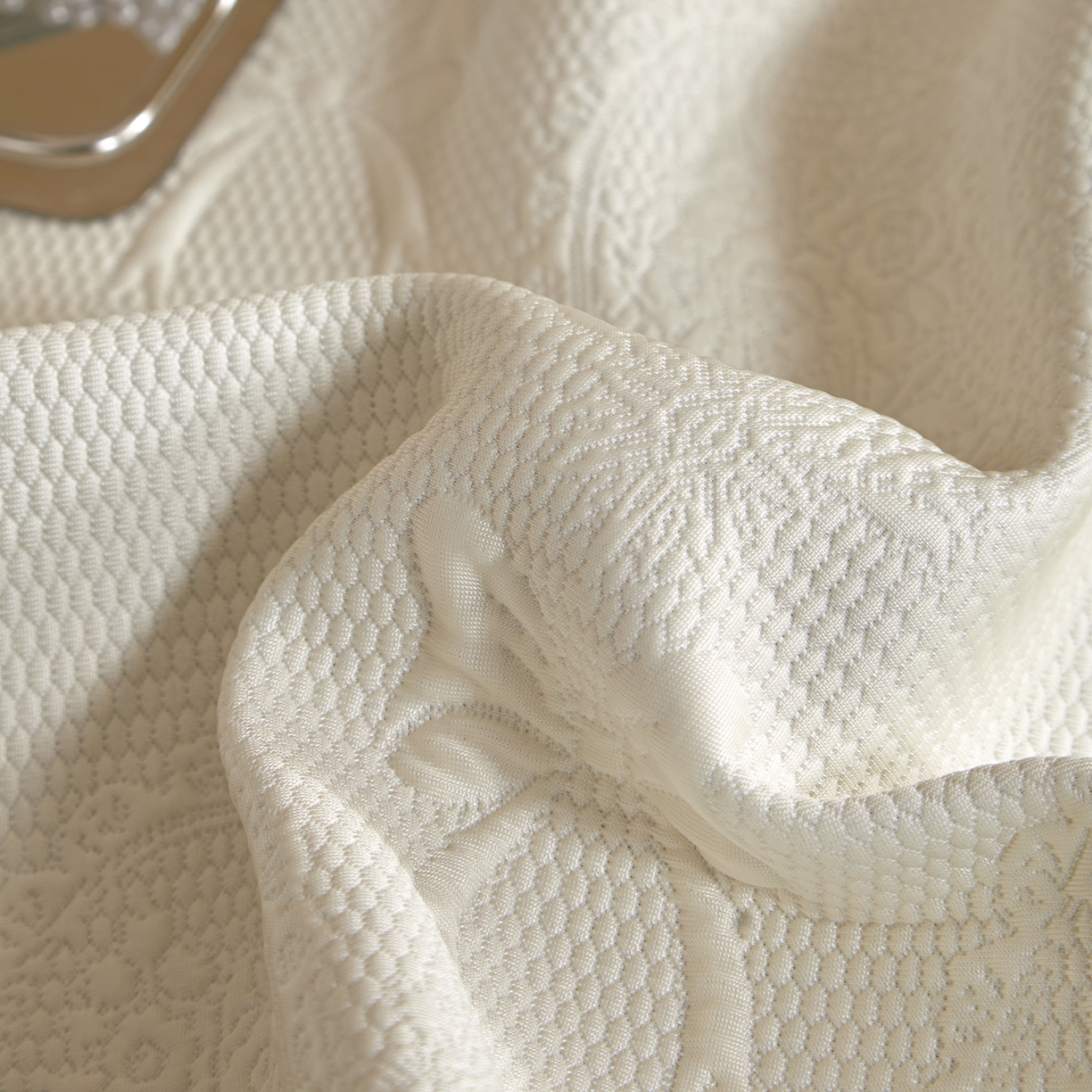 91家纺网 家纺一手货源 找家纺 航途席业 2026新款A类凉感豆豆床裙款凉席三件套-系列一 奶白蝶韵-凉感床裙