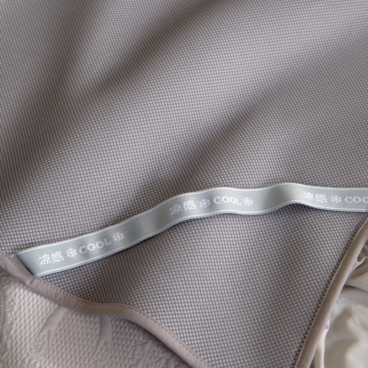 91家纺网 家纺一手货源 找家纺 航途席业 2026新款A类凉感豆豆床裙款凉席三件套-系列一 云灰蝶影-凉感床裙