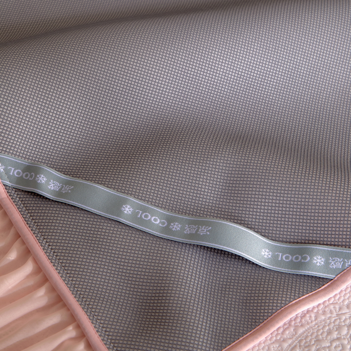 91家纺网 家纺一手货源 找家纺 航途席业 2026新款A类凉感豆豆床裙款凉席三件套-系列一 樱粉蝶语-凉感床裙