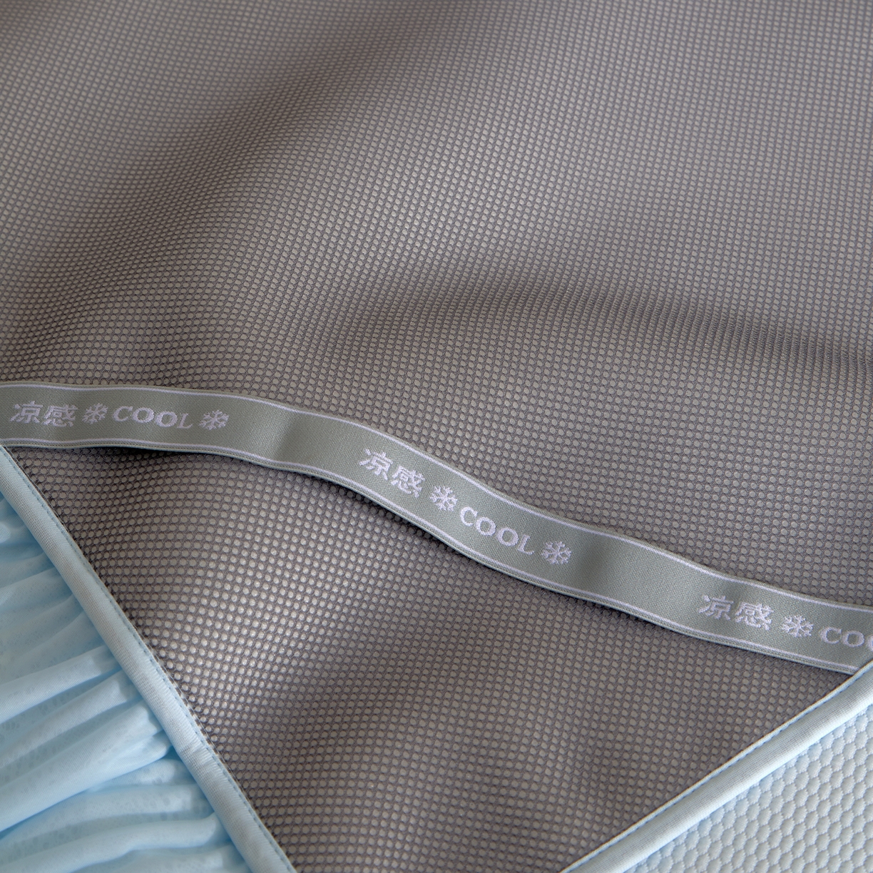 91家纺网 家纺一手货源 找家纺 航途席业 2026新款A类凉感豆豆床裙款凉席三件套-系列一 冰蓝蝶纱-凉感床裙