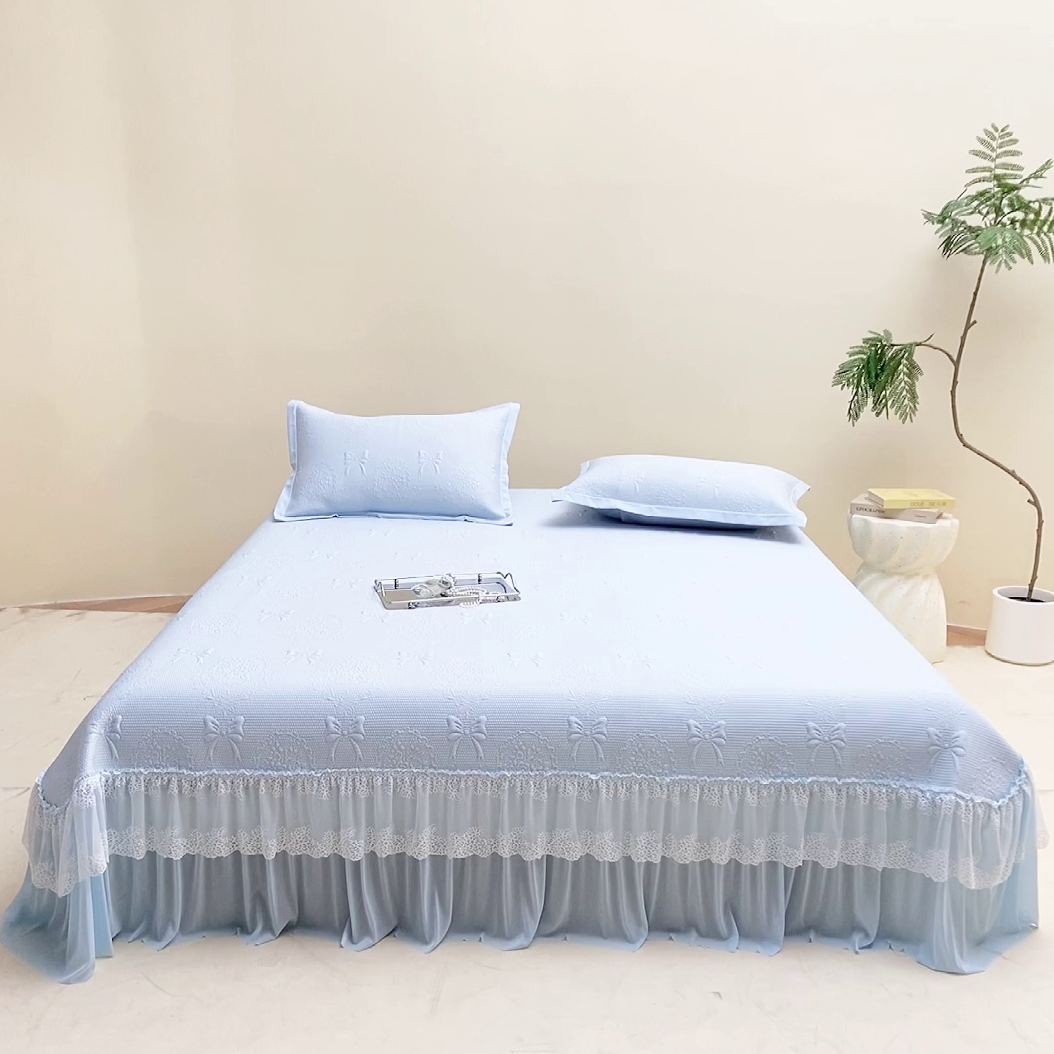 91家纺网 家纺一手货源 找家纺 航途席业 2026新款A类凉感豆豆床裙款凉席三件套-系列一 冰蓝蝶纱-凉感床裙