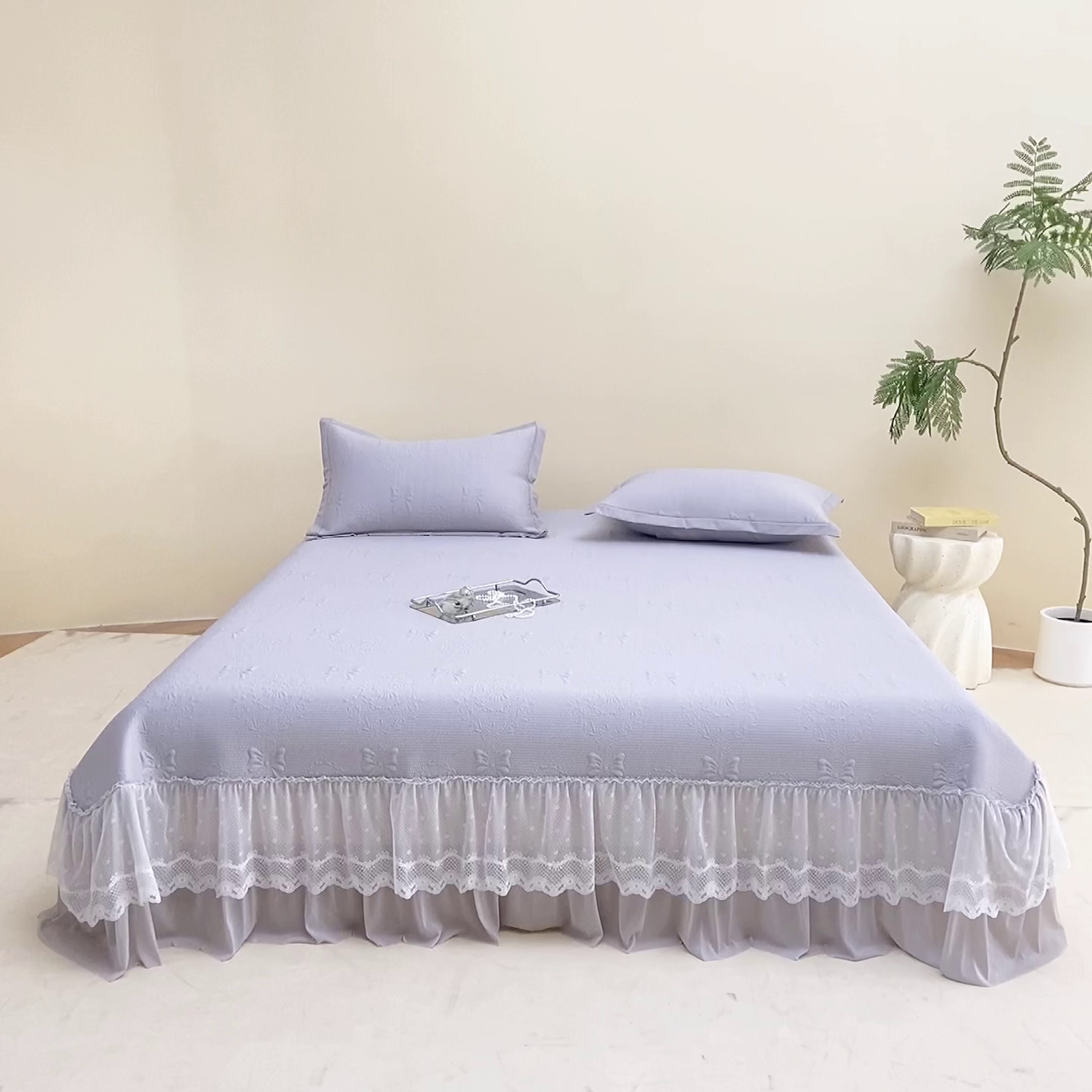 91家纺网 家纺一手货源 找家纺 航途席业 2026新款A类凉感豆豆床裙款凉席三件套-系列一 云灰蝶影-凉感床裙