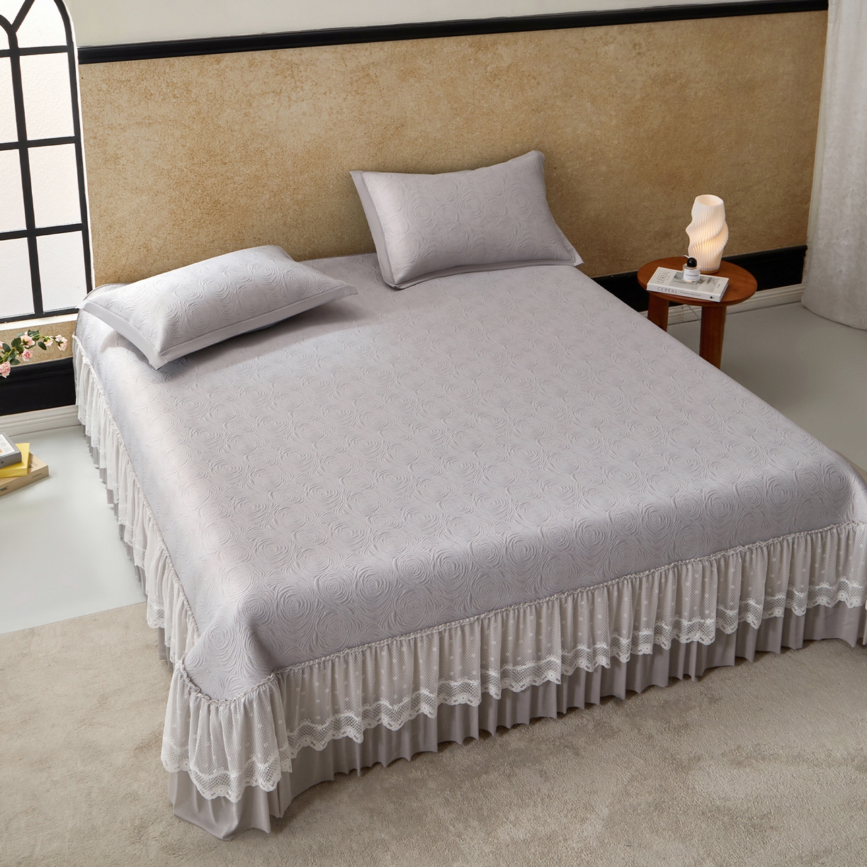 91家纺网 家纺一手货源 找家纺 航途席业 2026新款A类凉感豆豆床裙款凉席三件套-系列七 雾灰玫瑰