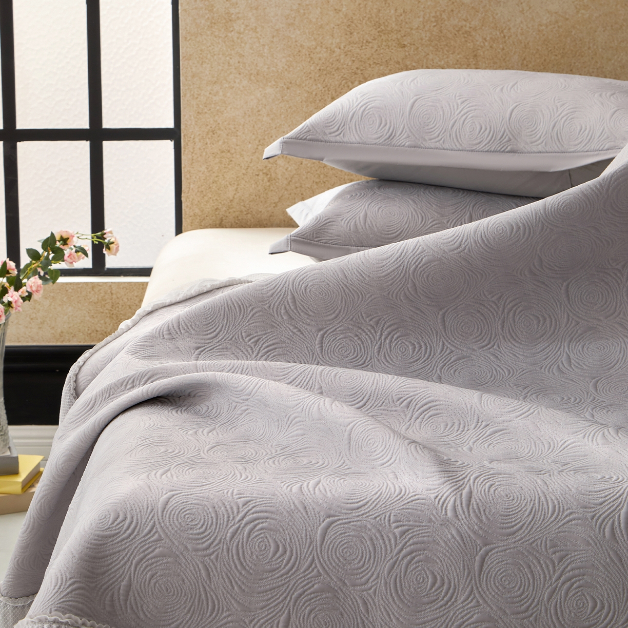 91家纺网 家纺一手货源 找家纺 航途席业 2026新款A类凉感豆豆床裙款凉席三件套-系列七 雾灰玫瑰