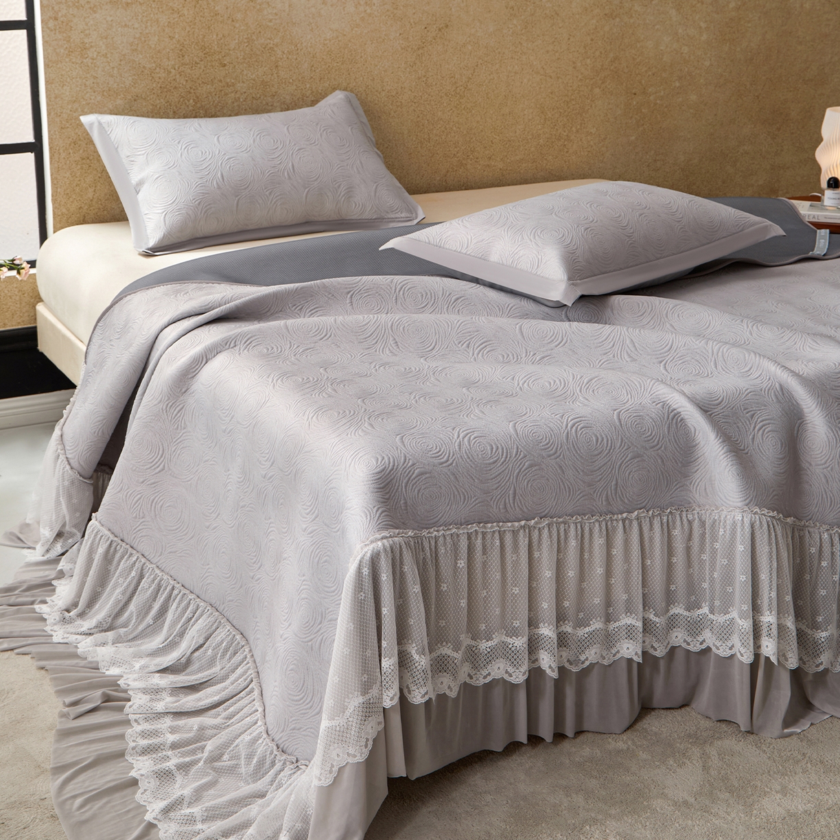 91家纺网 家纺一手货源 找家纺 航途席业 2026新款A类凉感豆豆床裙款凉席三件套-系列七 雾灰玫瑰