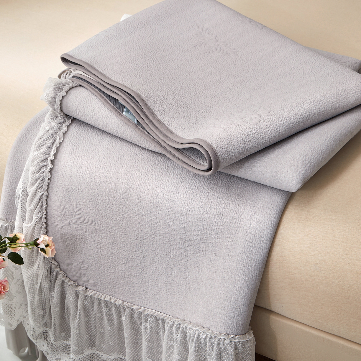 91家纺网 家纺一手货源 找家纺 航途席业 2026新款A类凉感豆豆床裙款凉席三件套-系列七 烟灰团绮