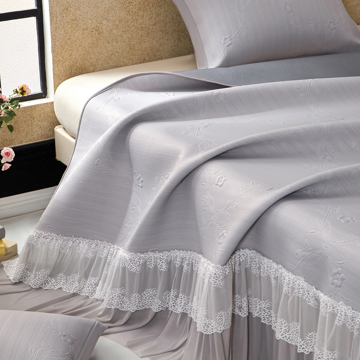 91家纺网 家纺一手货源 找家纺 航途席业 2026新款A类凉感豆豆床裙款凉席三件套-系列七 月灰藤语