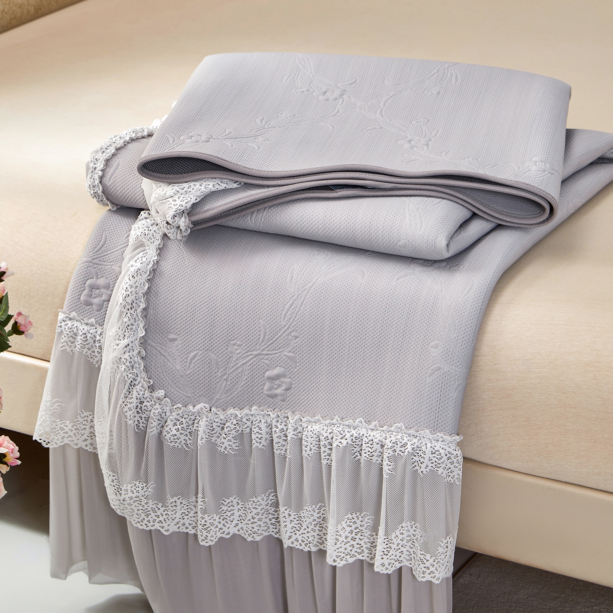 91家纺网 家纺一手货源 找家纺 航途席业 2026新款A类凉感豆豆床裙款凉席三件套-系列七 月灰藤语