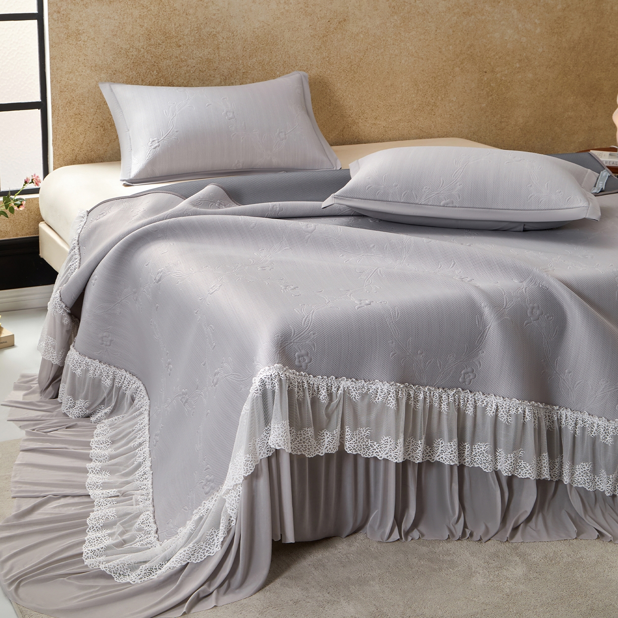 91家纺网 家纺一手货源 找家纺 航途席业 2026新款A类凉感豆豆床裙款凉席三件套-系列七 月灰藤语