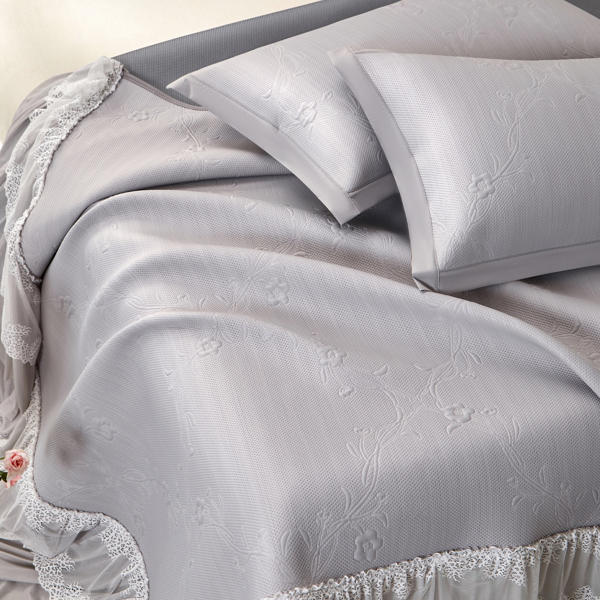 91家纺网 家纺一手货源 找家纺 航途席业 2026新款A类凉感豆豆床裙款凉席三件套-系列七 月灰藤语