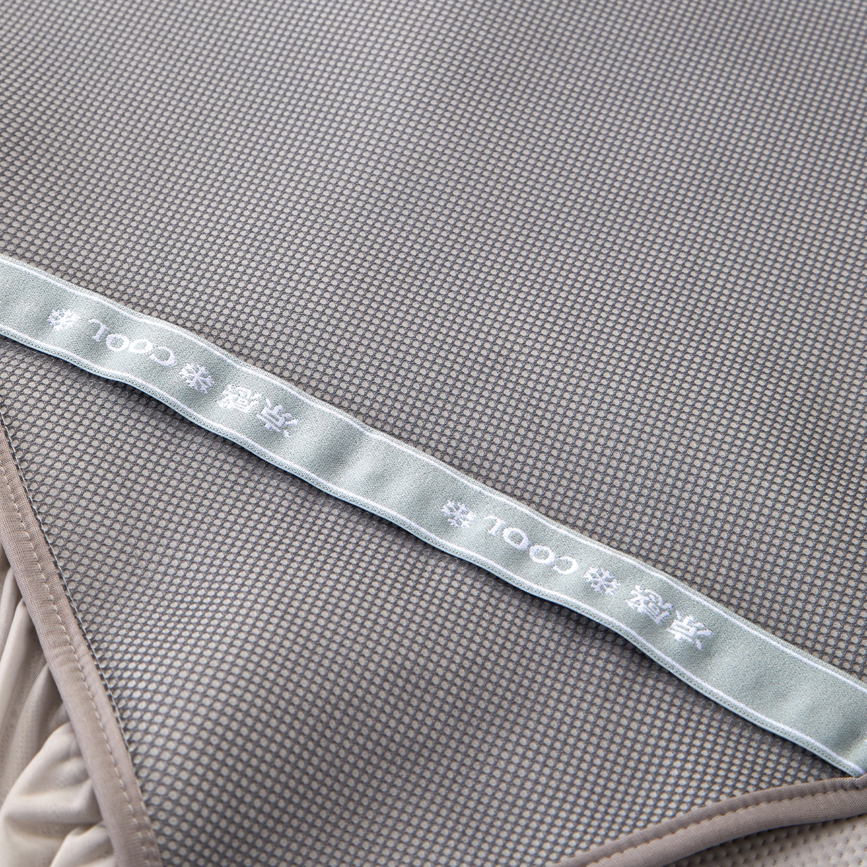 91家纺网 家纺一手货源 找家纺 航途席业 2026新款A类凉感豆豆床裙款凉席三件套-系列七 月灰藤语