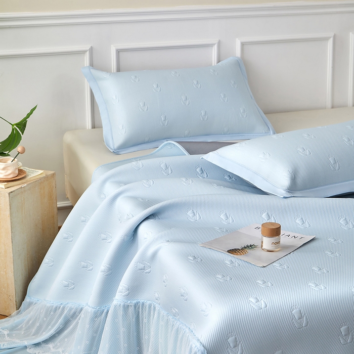 91家纺网 家纺一手货源 找家纺 航途席业 2026新款A类凉感豆豆床裙款凉席三件套-系列七 冰蓝郁金香