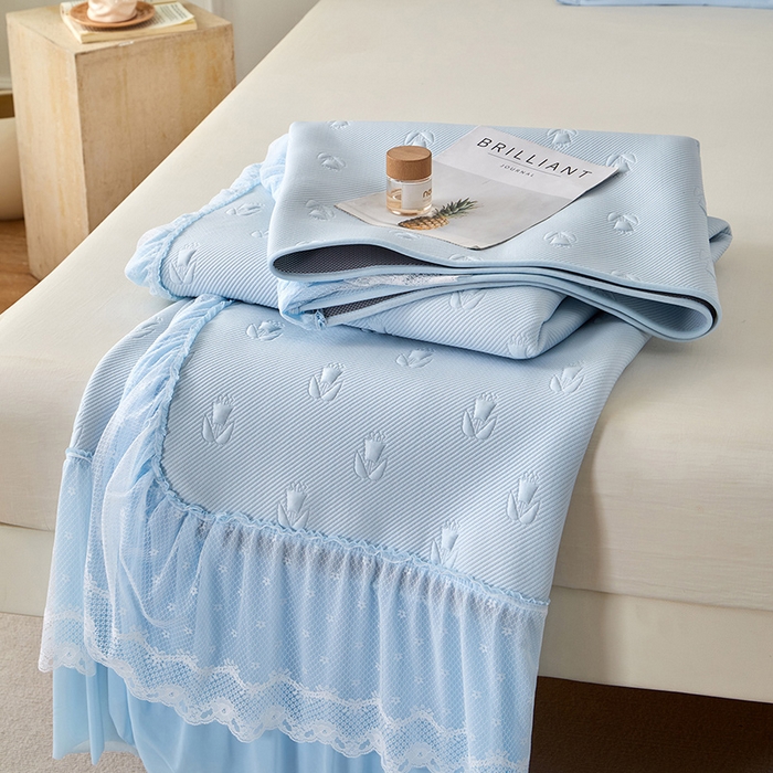 91家纺网 家纺一手货源 找家纺 航途席业 2026新款A类凉感豆豆床裙款凉席三件套-系列七 冰蓝郁金香