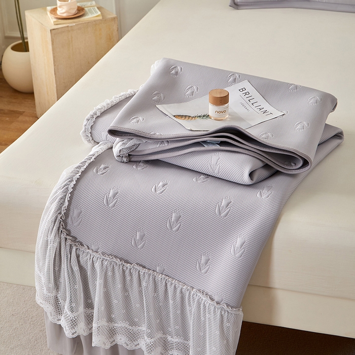 91家纺网 家纺一手货源 找家纺 航途席业 2026新款A类凉感豆豆床裙款凉席三件套-系列七 雾灰郁金香