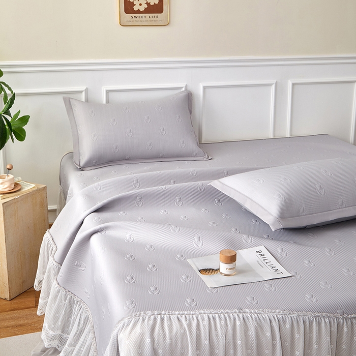 91家纺网 家纺一手货源 找家纺 航途席业 2026新款A类凉感豆豆床裙款凉席三件套-系列七 雾灰郁金香