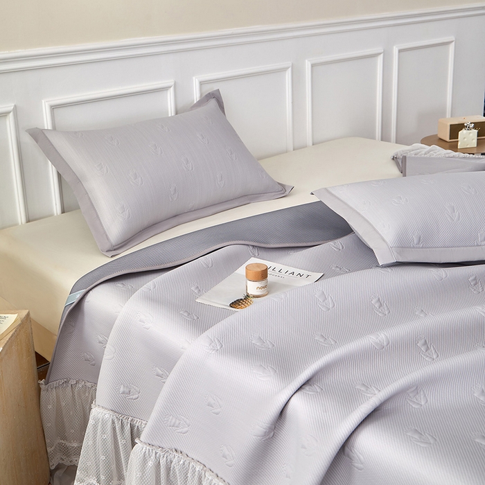 91家纺网 家纺一手货源 找家纺 航途席业 2026新款A类凉感豆豆床裙款凉席三件套-系列七 雾灰郁金香