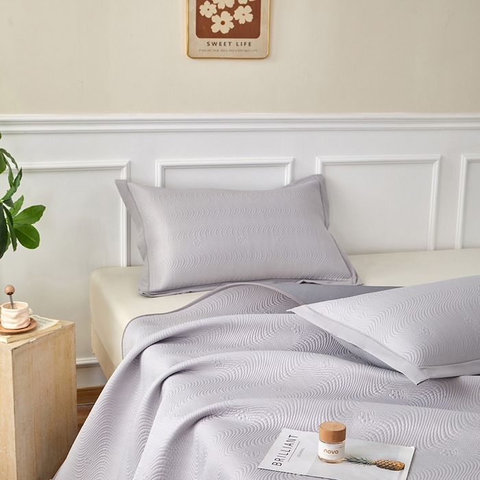 91家纺网 家纺一手货源 找家纺 航途席业 2026新款A类凉感豆豆床裙款凉席三件套-系列七 烟灰织浪