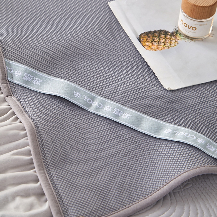 91家纺网 家纺一手货源 找家纺 航途席业 2026新款A类凉感豆豆床裙款凉席三件套-系列七 烟灰织浪