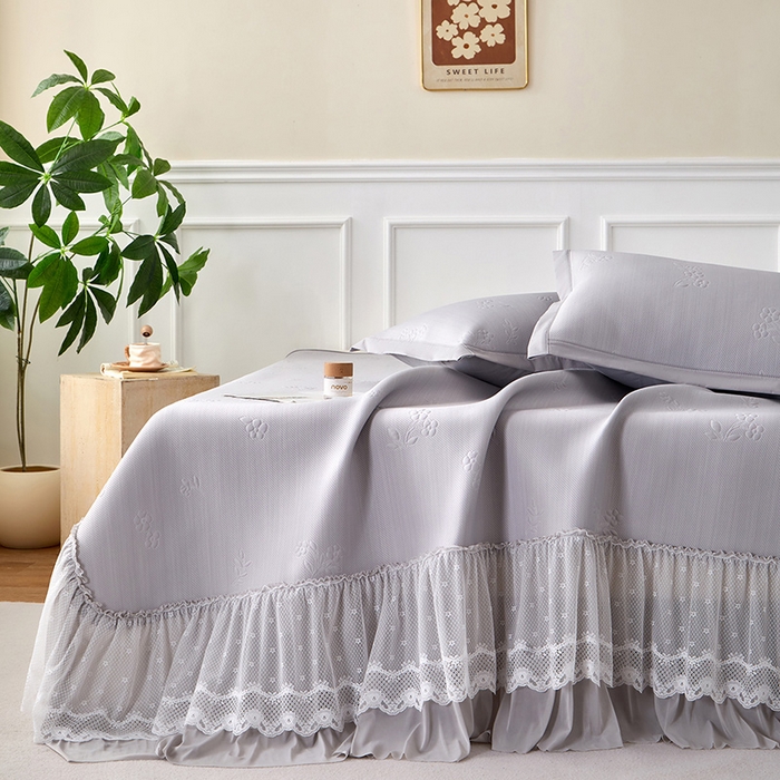 91家纺网 家纺一手货源 找家纺 航途席业 2026新款A类凉感豆豆床裙款凉席三件套-系列七 月灰碎花