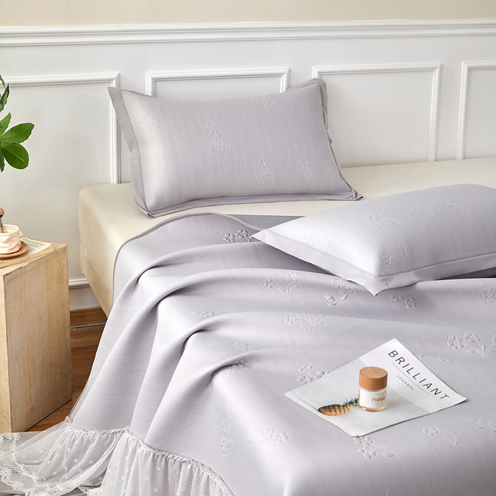 91家纺网 家纺一手货源 找家纺 航途席业 2026新款A类凉感豆豆床裙款凉席三件套-系列七 月灰碎花