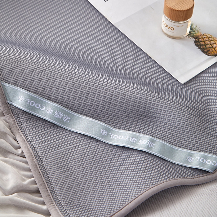 91家纺网 家纺一手货源 找家纺 航途席业 2026新款A类凉感豆豆床裙款凉席三件套-系列七 月灰碎花