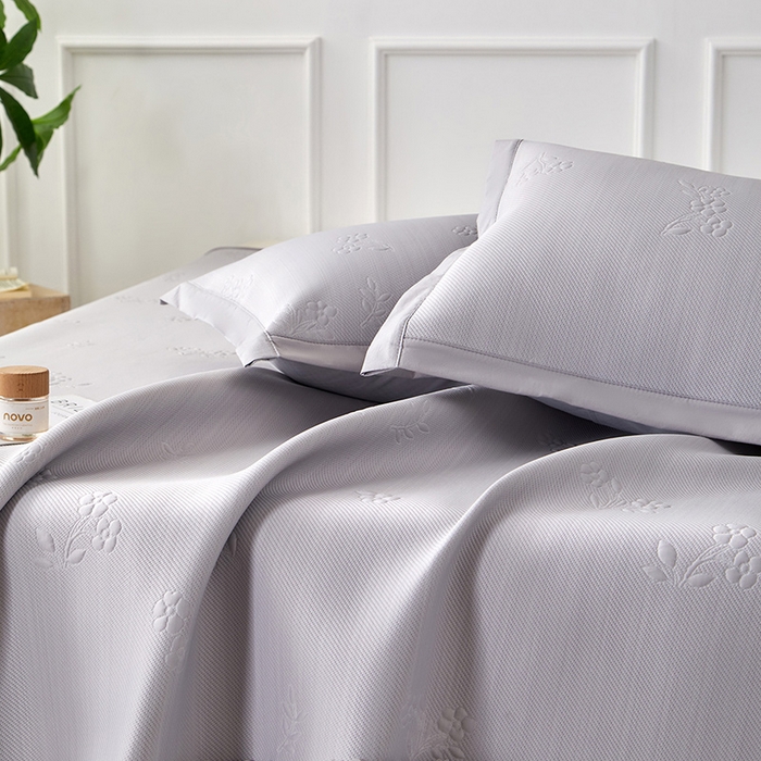 91家纺网 家纺一手货源 找家纺 航途席业 2026新款A类凉感豆豆床裙款凉席三件套-系列七 月灰碎花