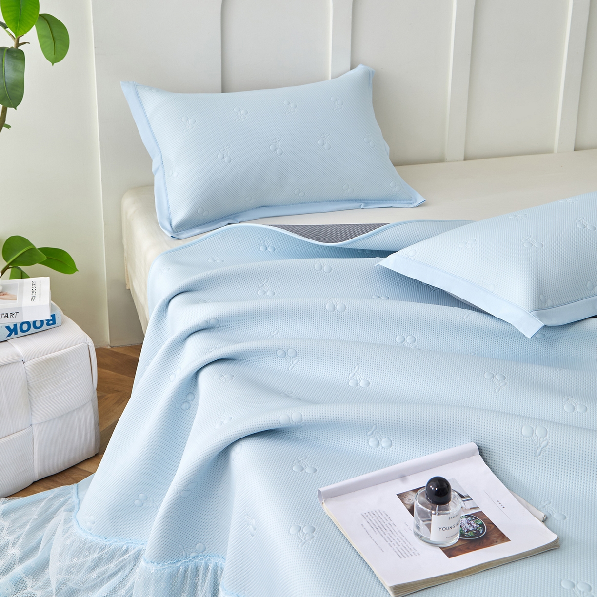 91家纺网 家纺一手货源 找家纺 航途席业 2026新款A类凉感豆豆床裙款凉席三件套-系列七 冰蓝小樱桃