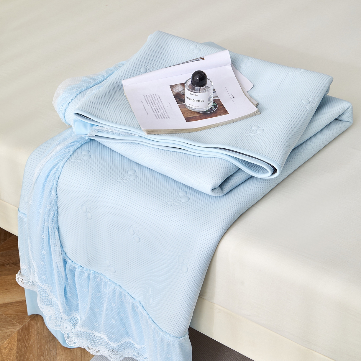 91家纺网 家纺一手货源 找家纺 航途席业 2026新款A类凉感豆豆床裙款凉席三件套-系列七 冰蓝小樱桃