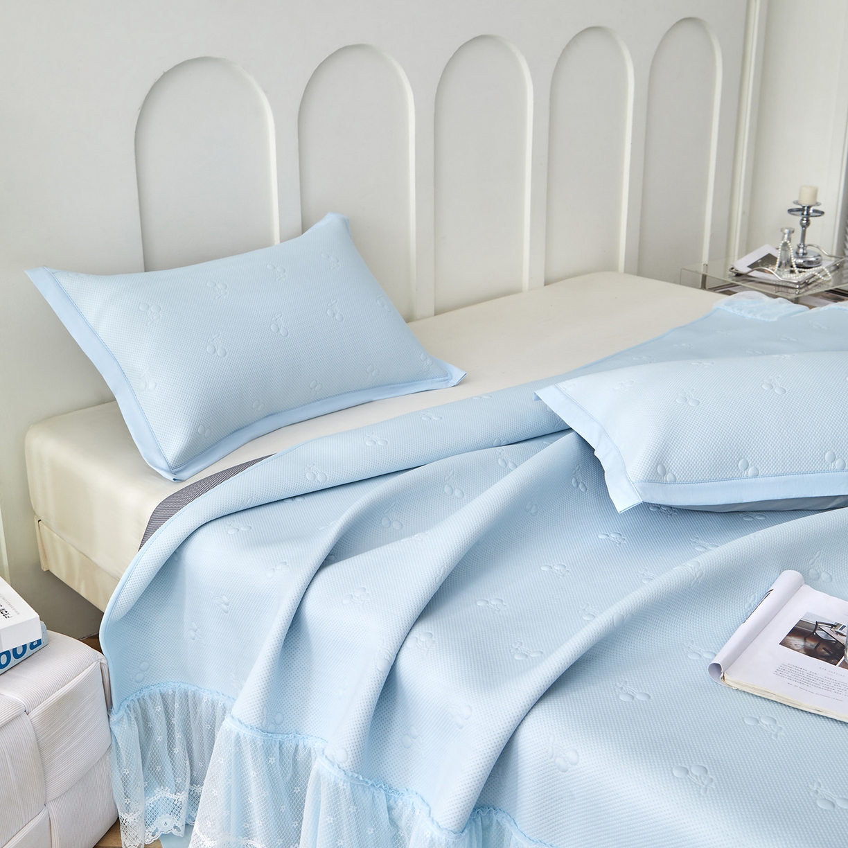 91家纺网 家纺一手货源 找家纺 航途席业 2026新款A类凉感豆豆床裙款凉席三件套-系列七 冰蓝小樱桃